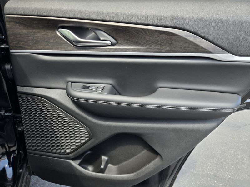 New 2026 Jeep Grand Cherokee Laredo Altitude 4x2
