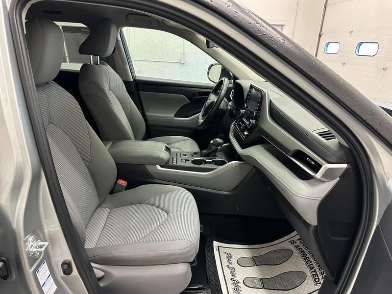 2022 Toyota Highlander LEImage 30