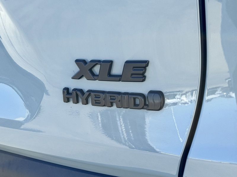 2022 Toyota RAV4 Hybrid XLEImage 13