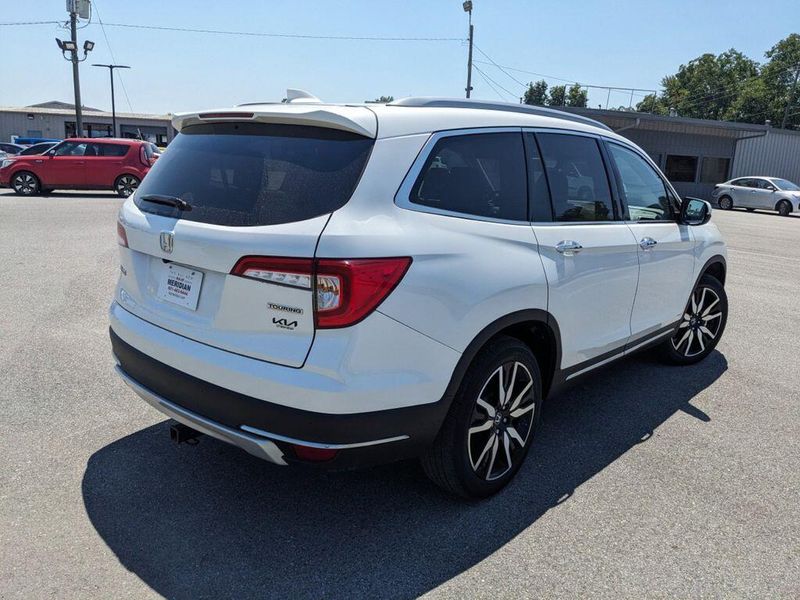 2022 Honda Pilot Touring 7-Passenger in a Platinum White Pearl exterior color and Beigeinterior. Johnson Dodge 601-693-6343 pixelmotiondemo.com 