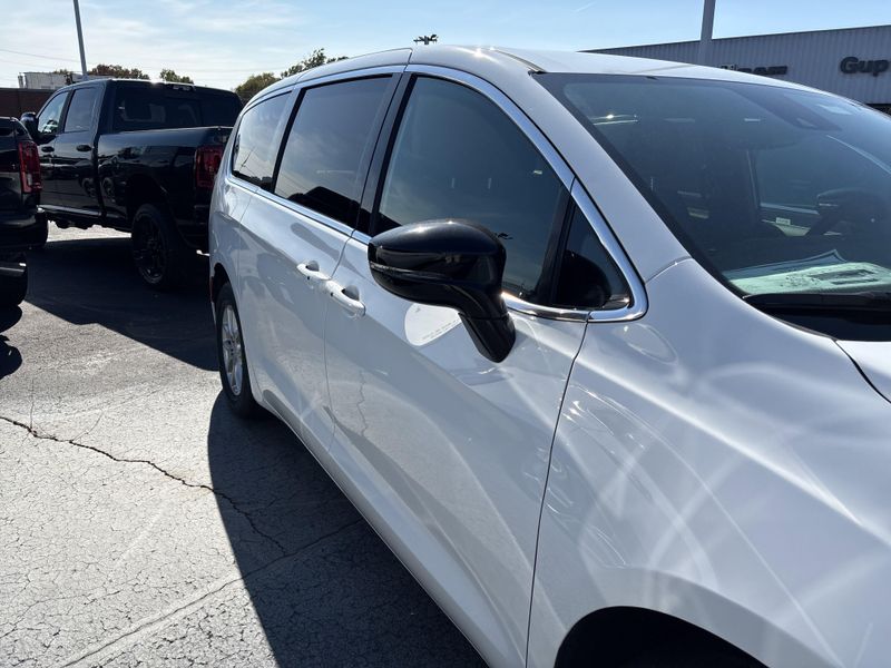 New 2026 Chrysler Pacifica SelectImage 4