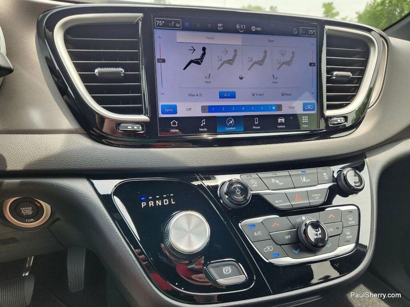 New 2025 Chrysler Voyager LxImage 36