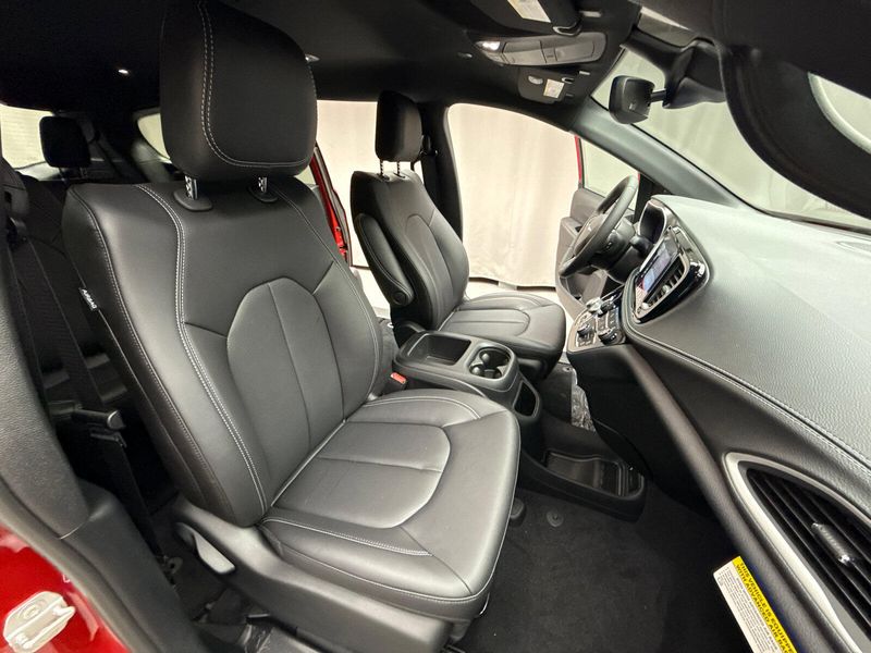 New 2026 Chrysler Pacifica SelectImage 19