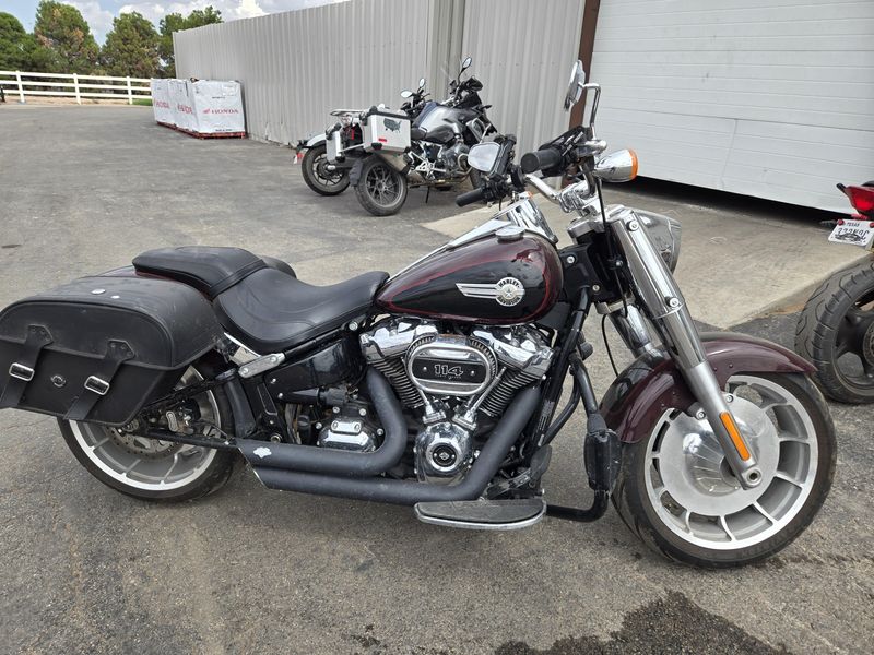 USED 2022 HARLEY SOFT TAIL FAT BOY 114 MIDNIGHT CRIMSON AND VIVID BLACK Image 2