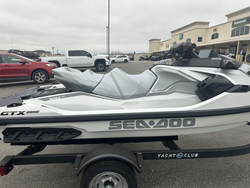 2025 SEADOO GTX LIMITED 325 WITH SOUND SYSTEM IDF WHITE PEARL Image 4