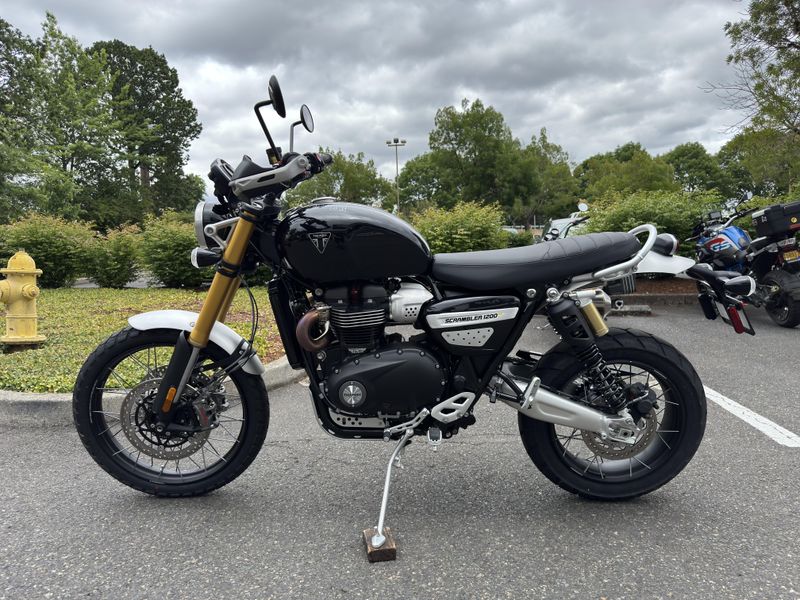 2025 Triumph Scrambler 1200 XE - SAPPHIRE BLACK 