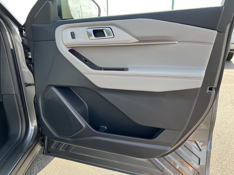 2025 Ford Explorer photo 15