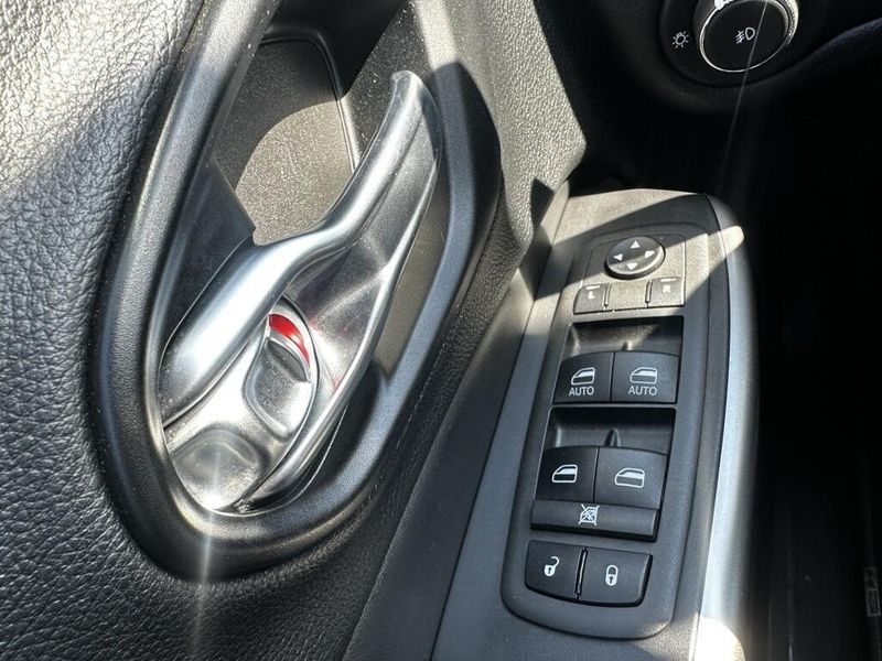 2021 Jeep Cherokee Altitude Latitude Lux photo 16