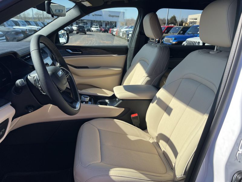 New 2026 Jeep Grand Cherokee L Limited 4x4Image 19