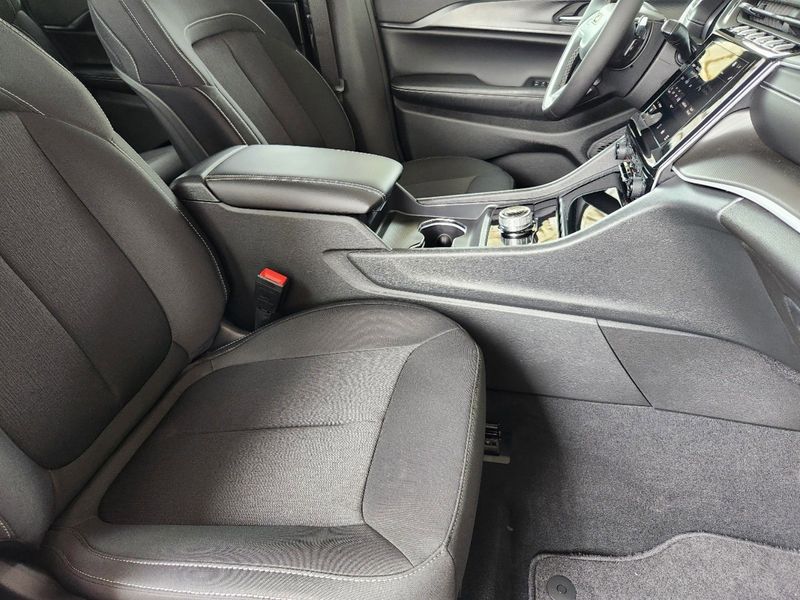 2024 Jeep Grand Cherokee L Laredo 4x4Image 9