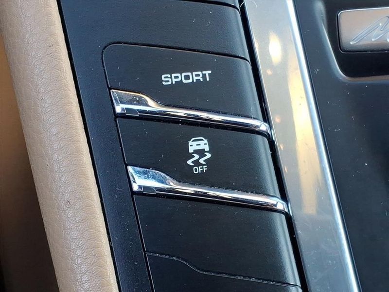 Used 2017 Porsche Macan BaseImage 22