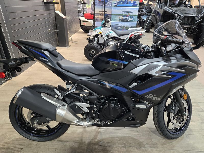 2025 Kawasaki NINJA 500 SE ABS METALLIC FLAT SPARK BLACK AND METALLIC SPARK BLACK Image 2