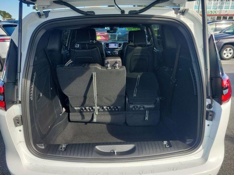 New 2023 Chrysler Pacifica Plug-in Hybrid Touring L