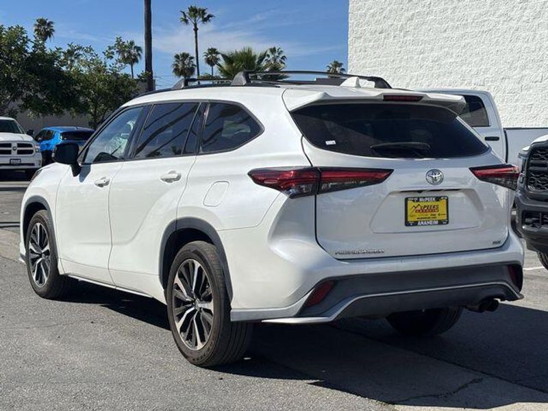 Used 2021 Toyota Highlander XSEImage 3