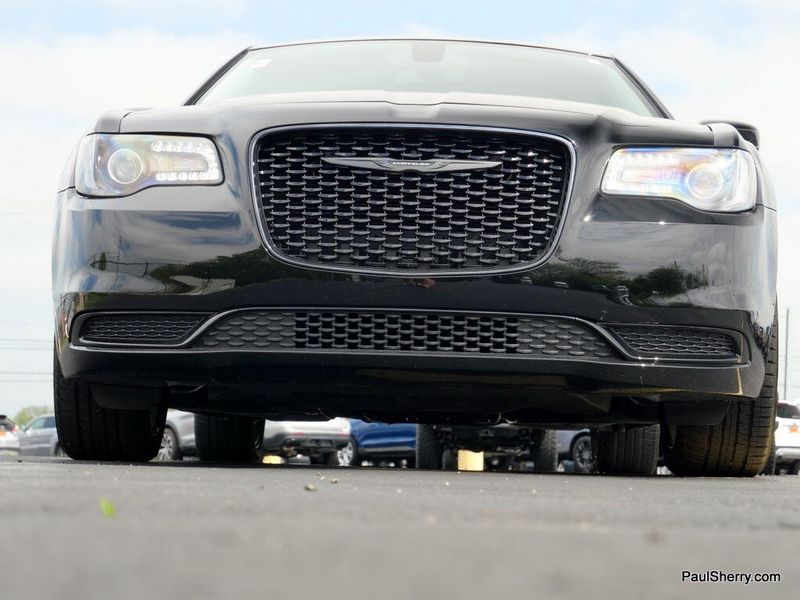 2023 Chrysler 300 Touring SportImage 15