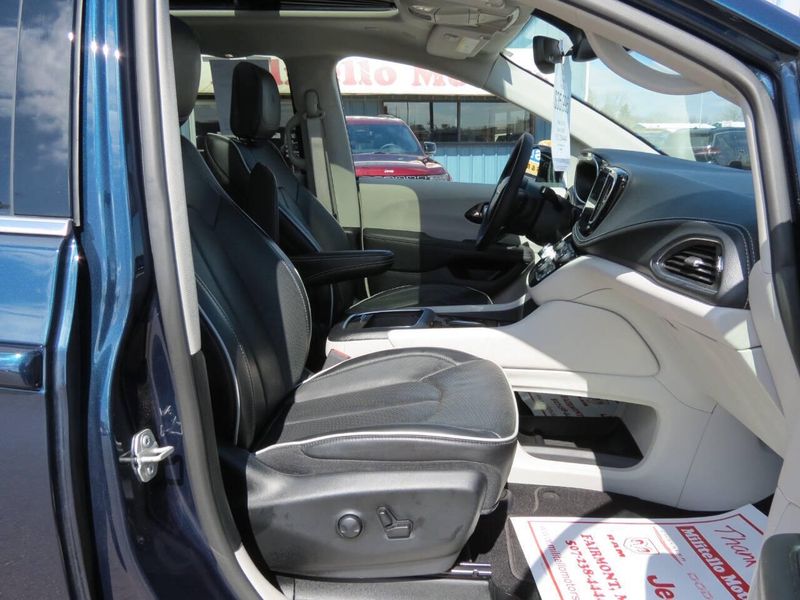 Used 2024 Chrysler Pacifica Limited 4dr Mini VanImage 19