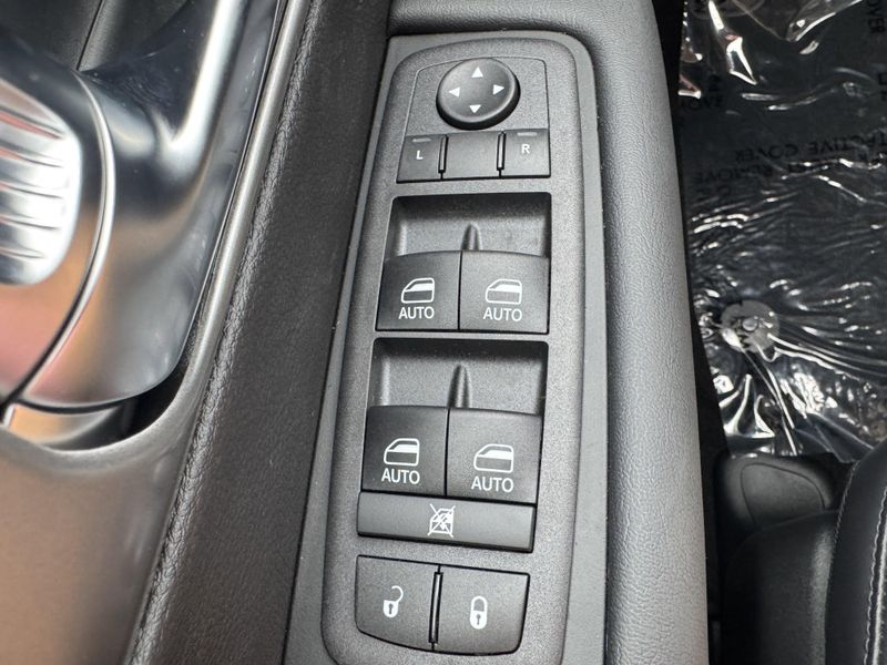 New 2025 Chrysler Pacifica SelectImage 19