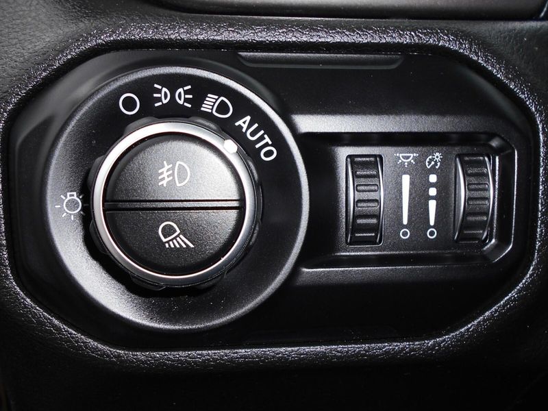 2020 Jeep Gladiator SportImage 16