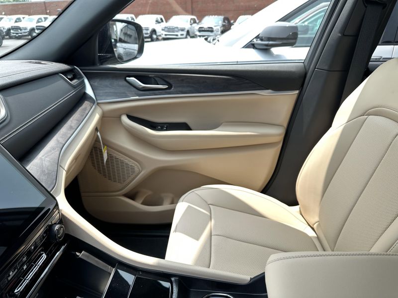 New 2025 Jeep Grand Cherokee L Limited 4x4Image 28