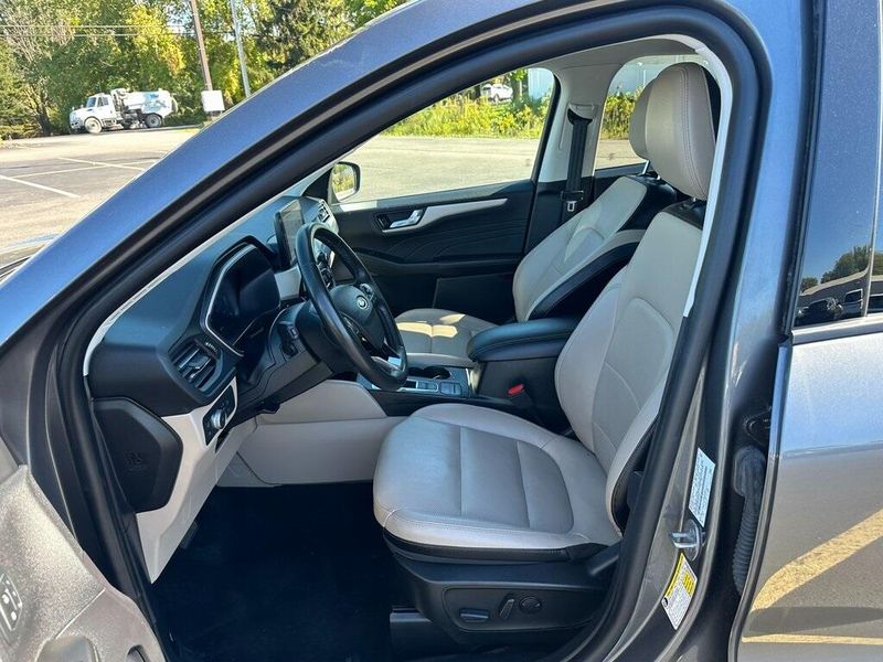 2022 Ford Escape SEL photo 7