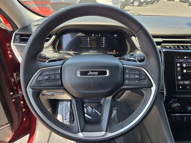Used 2023 Jeep Grand Cherokee Laredo 4x2