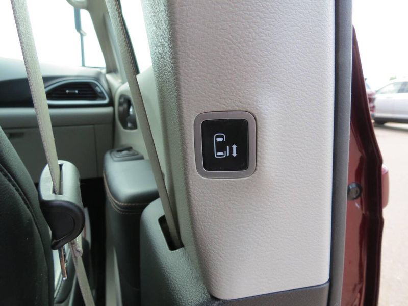 2020 Chrysler Pacifica Touring Plus photo 33