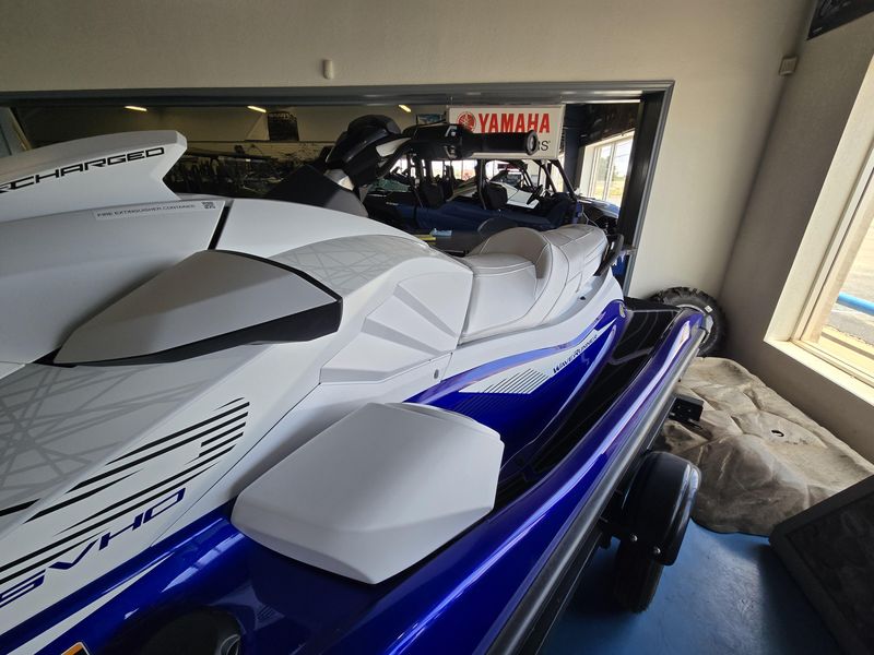 2025 Yamaha GP SVHO WAUDIO WHITE AND RACING BLUE Image 4