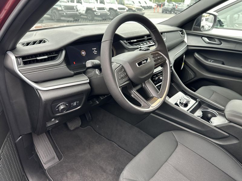 New 2025 Jeep Grand Cherokee L Laredo X 4x4Image 19