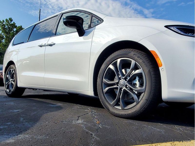New 2026 Chrysler Pacifica SelectImage 7