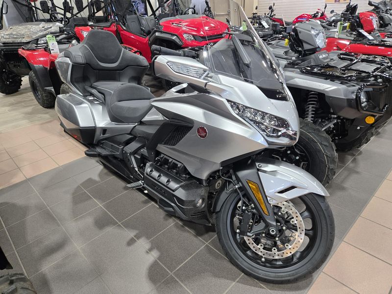 New 2025 Honda GOLD WING TOUR LIGHT SILVER METALLIC Image 3
