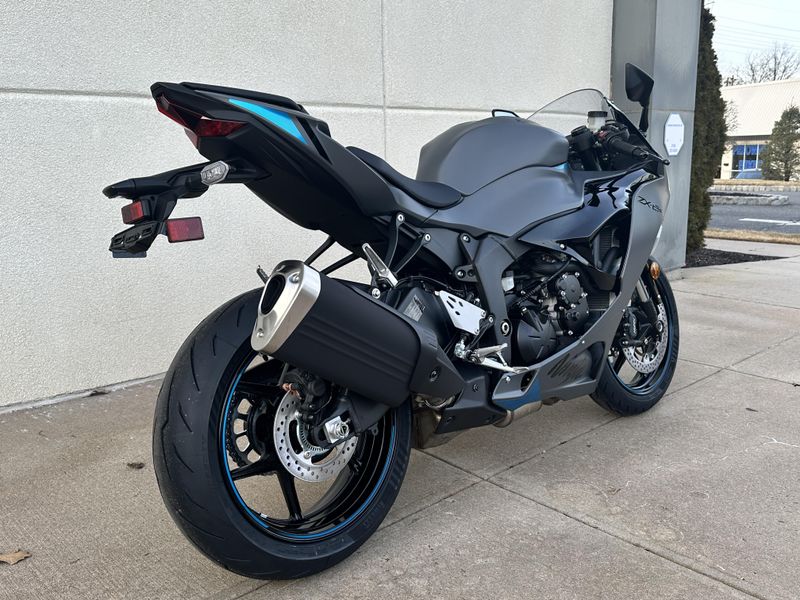 2025 Kawasaki Ninja ZX6RImage 3