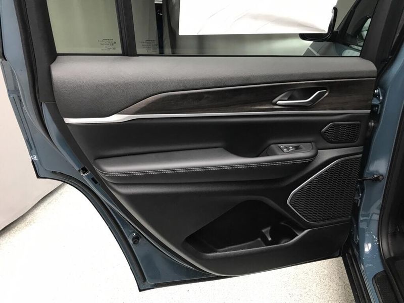 New 2026 Jeep Grand Cherokee L Limited 4x4Image 8