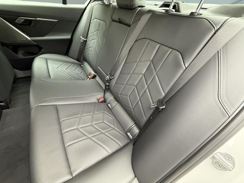 2025 BMW i5 eDrive40Image 28