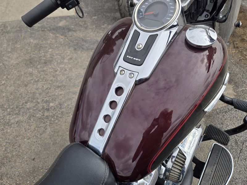 USED 2022 HARLEY SOFT TAIL FAT BOY 114 MIDNIGHT CRIMSON AND VIVID BLACK Image 16