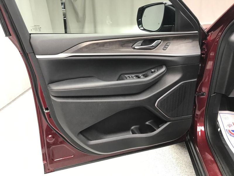 New 2026 Jeep Grand Cherokee L Limited 4x4Image 3