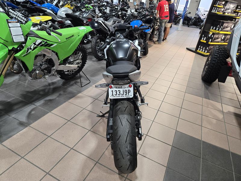 2024 Suzuki GSXS 8R Image 9