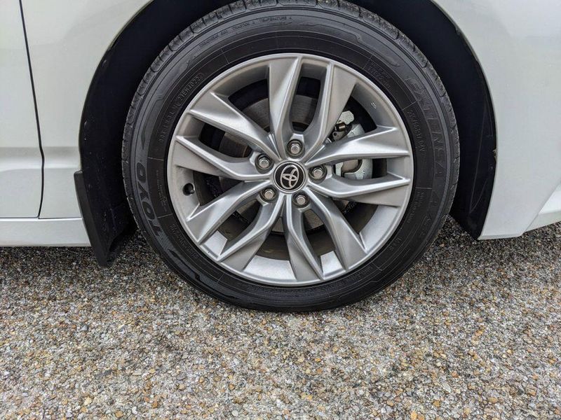 2022 Toyota Avalon Hybrid XLE in a Ice Edge exterior color and Blackinterior. Johnson Dodge 601-693-6343 pixelmotiondemo.com 