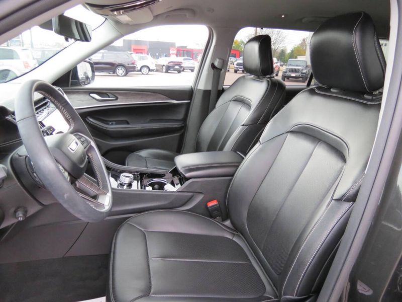 New 2023 Jeep Grand Cherokee L Limited 4x4 4dr SUVImage 10