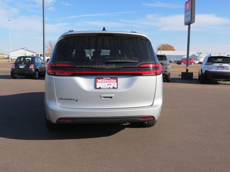 2024 Chrysler Pacifica Touring LImage 5