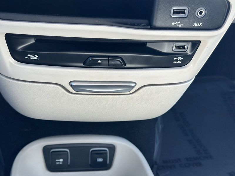 2018 Chrysler Pacifica Hybrid LimitedImage 50