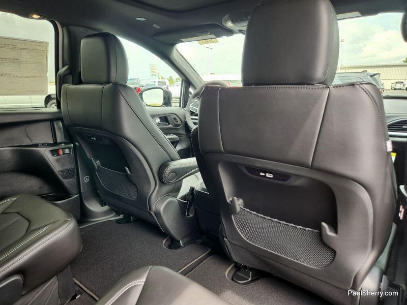 New 2026 Chrysler Pacifica Select