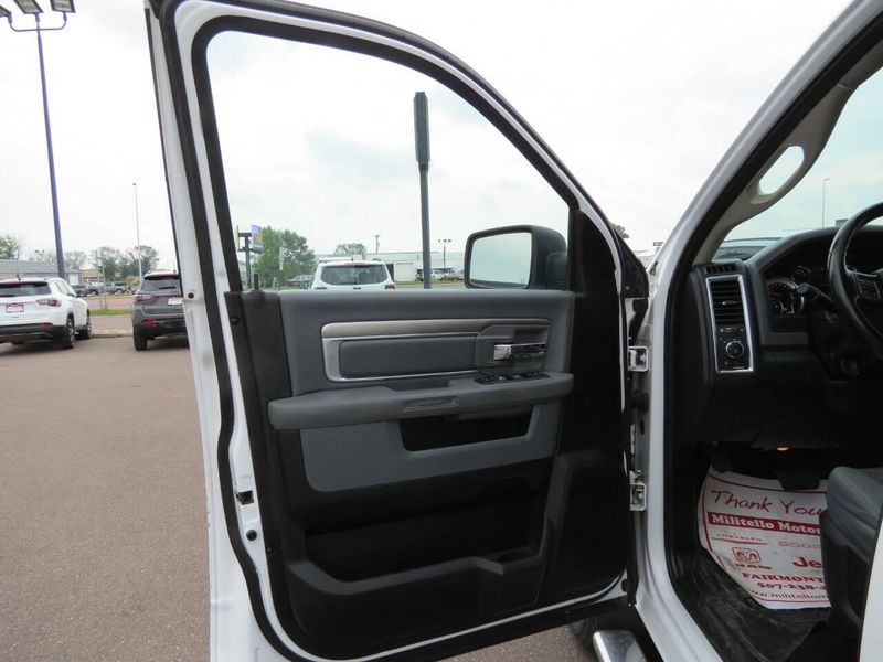 Used 2018 RAM 1500 SLT 4x4 4dr Crew Cab 5.5 ft. SB PickupImage 9