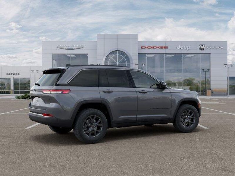 New 2027 Jeep Grand Cherokee Laredo Altitude 4x2Image 4
