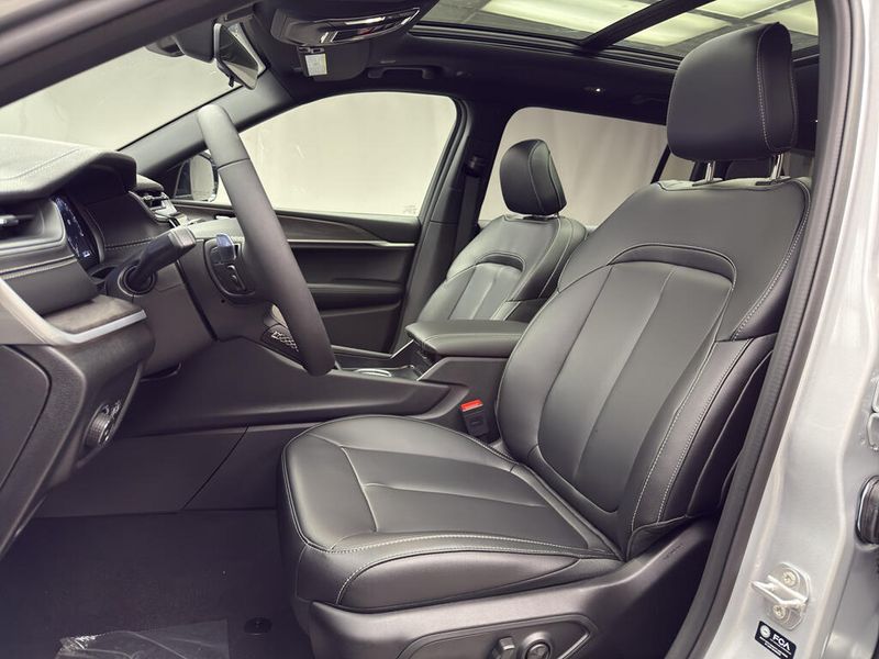 New 2025 Jeep Grand Cherokee L Limited 4x4Image 7