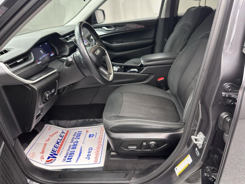 Used 2022 Jeep Grand Cherokee L LaredoImage 4