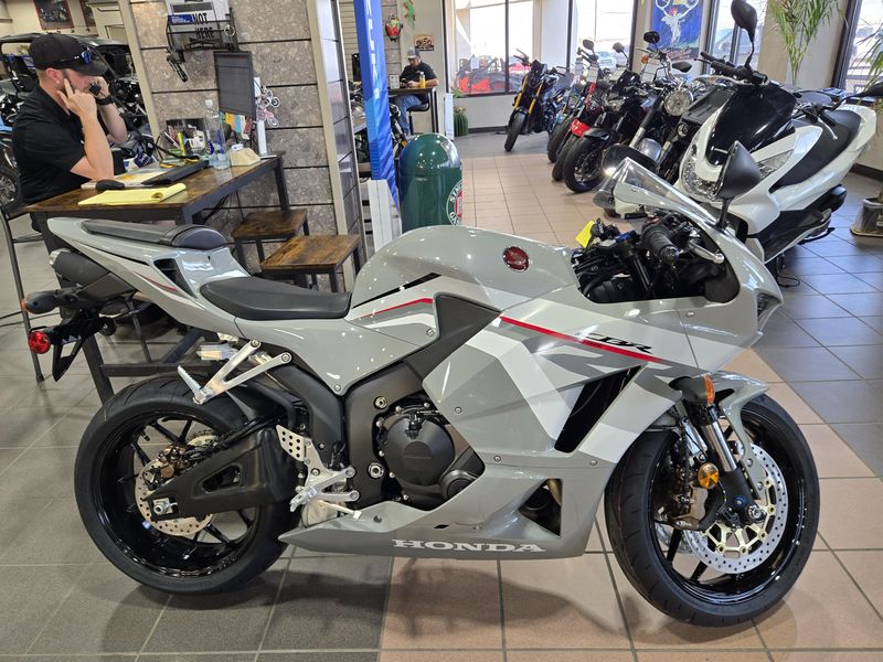 New 2026 Honda CBR600RR DEEP PEARL GRAY Image 2