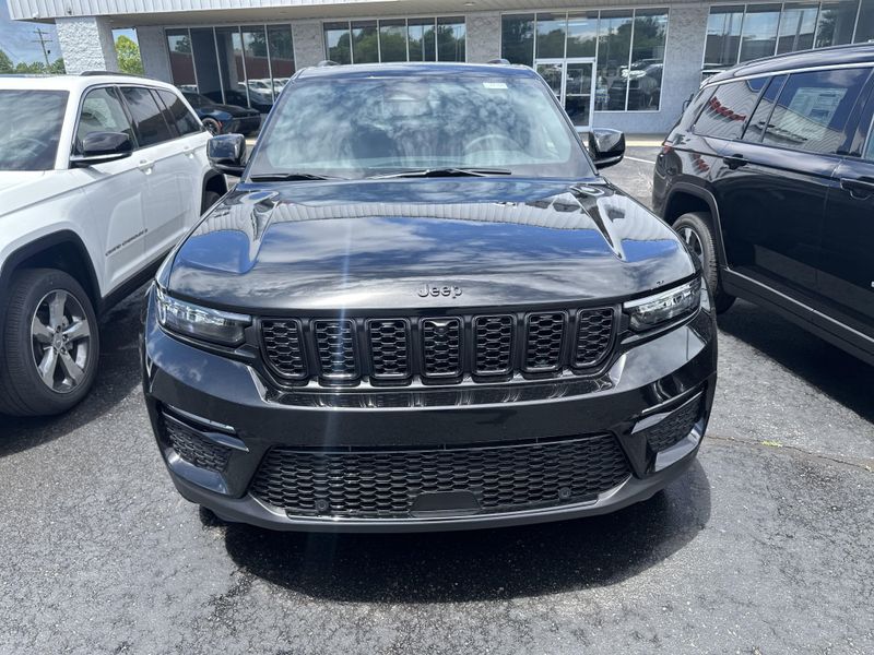 2025 Jeep Grand Cherokee Limited 4x4Image 2