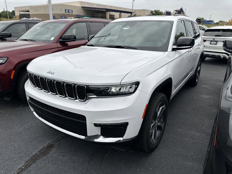 New 2025 Jeep Grand Cherokee L Limited 4x4Image 1