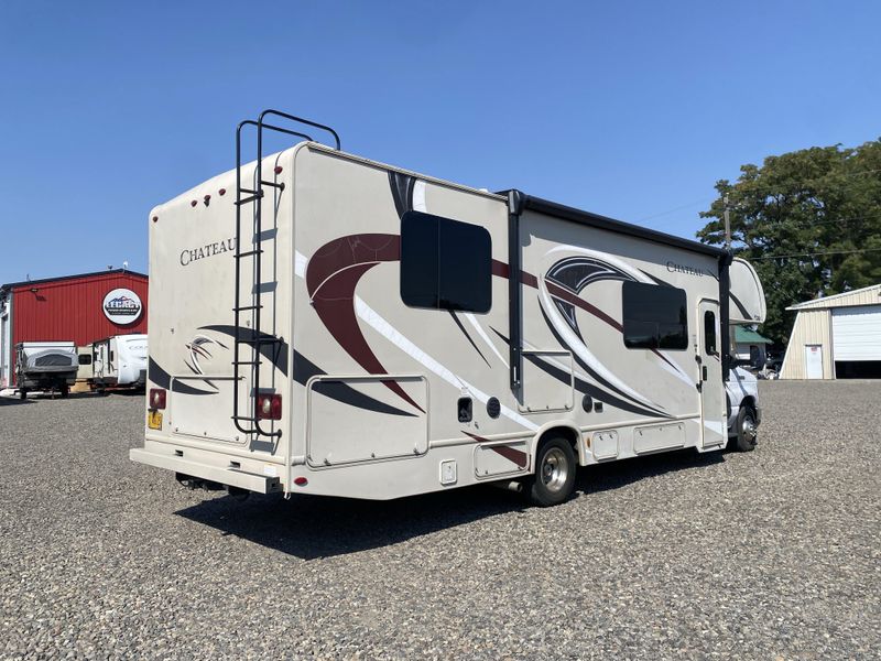 Used 2017 THOR CHATEAU 31Y Image 2