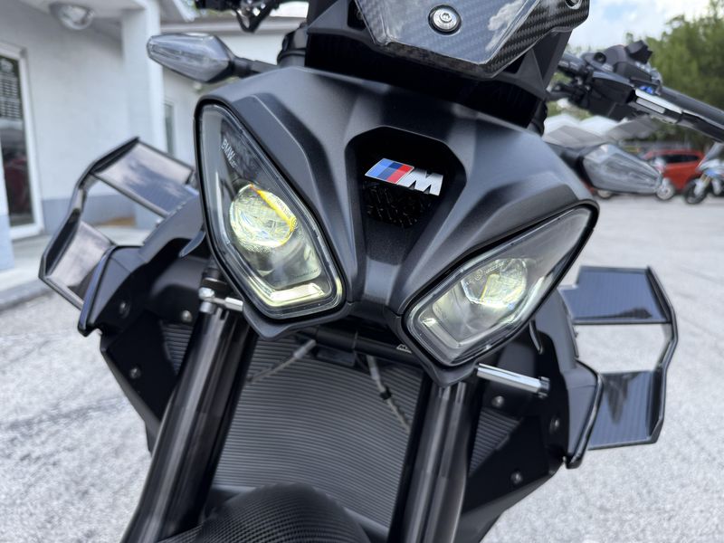2025 BMW M 1000 R